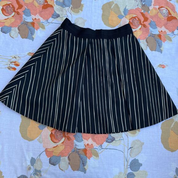 Alice & Olivia Pleated Black Flared Skirt: Small - Picture 4 of 7